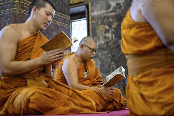Buddhist monks at prayer, Wat Pho, Temple of the Reclining Buddha, Bangkok, Thailand, Asia