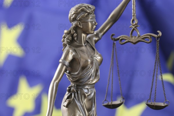 Symbolic image: Justitia in front of a European flag