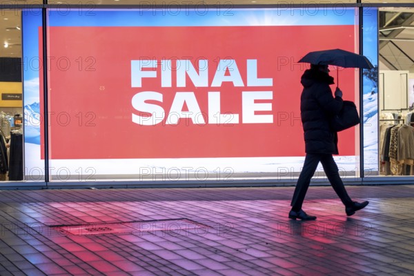 Final Sale, Clothing department stores' on Schadowstraße, large poster in the shop window advertising the winter sale, rainy weather, Düsseldorf, North Rhine-Westphalia, Germany, Europe