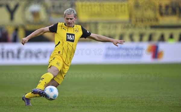 Julian Ryerson Borussia Dortmund BVB (26) Action on the ball Voith-Arena, Heidenheim, Baden-Württemberg, Germany, Europe