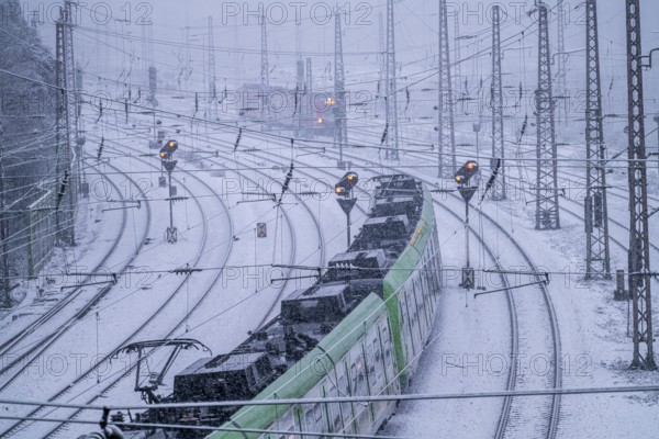 Winter weather, heavy snowfall, railway tracks in front of Essen main station, S-Bahn train, North Rhine-Westphalia, Germany, Europe