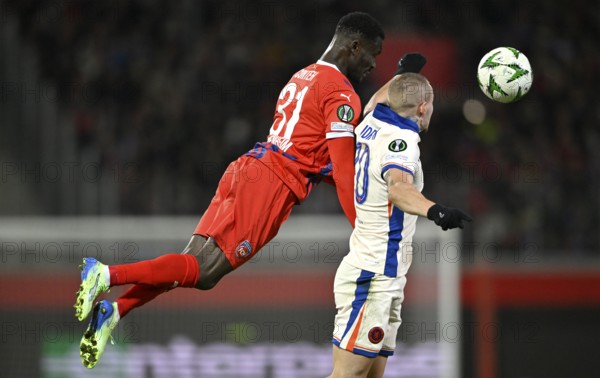 Header duel duel action Sirlod Conteh 1. FC Heidenheim 1846 FCH (31) against Mykhailo Mudryk Chelsea FC The Blues (10) Conference League, Voith-Arena, Heidenheim, Baden-Württemberg, Germany, Europe