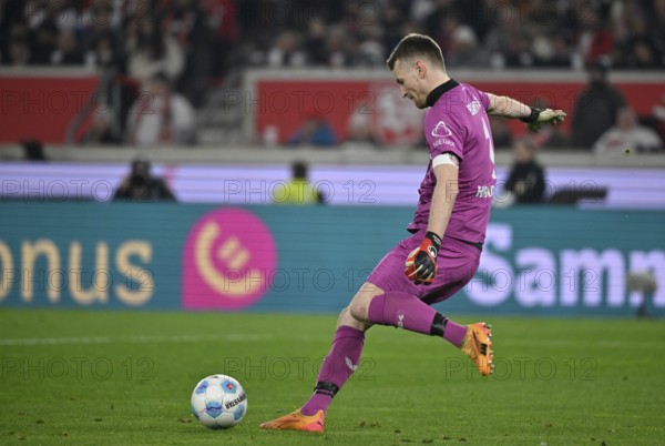 Goalkeeper Lukas Hradecky Bayer 04 Leverkusen (01) Action on the ball MHPArena, MHP Arena Stuttgart, Baden-Württemberg, Germany, Europe