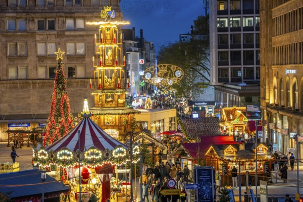 Pre-Christmas season, Christmas market in the city centre of Essen, Willy-Brandt-Platz, pedestrian zone Kettwiger Straße, Christmas lighting, Essener Lichtwochen, North Rhine-Westphalia, Germany, Europe