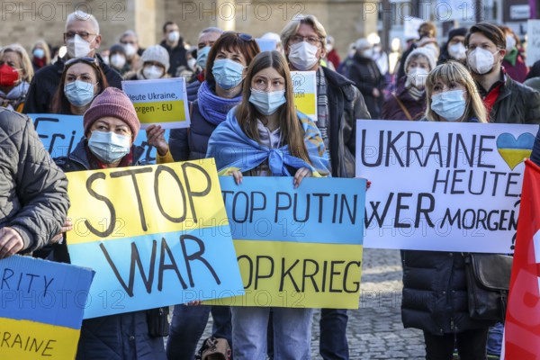 Wesel, North Rhine-Westphalia, Germany, Demonstration against Putin's war in Ukraine. Peace demonstration and solidarity rally for Ukraine on the large market square in Wesel. In times of the corona pandemic, all demonstrators wear masks, Europe