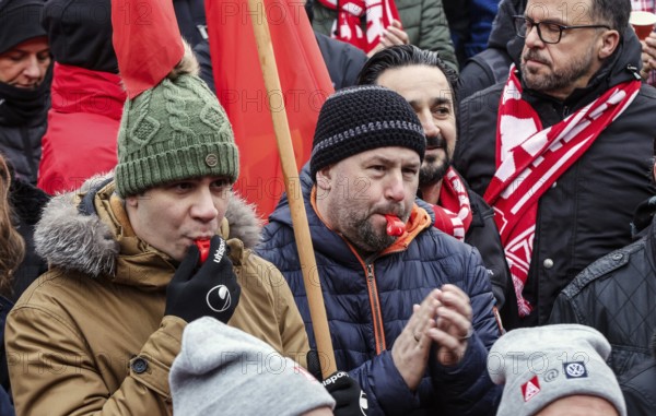 Volkswagen employees demonstrate with whistles in front of the Volkswagen Arena during the collective bargaining negotiations between Volkswagen and IG Metall and against plant closures and redundancies, Wolfsburg, 21.11.2024. Wolfsburg, Lower Saxony, Germany, Europe
