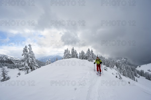 Ski tourers on the Raukopf, mountain landscape in the snow, dramatic clouds, Mangfallgebrige, Bavaria, Germany, Europe