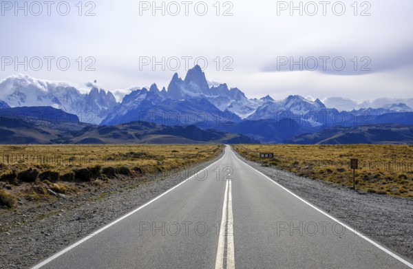 El Chaltén, Patagonia, Argentina, A country road with little traffic heading towards El Chaltén and the Fitz Roy massif. El Chaltén offers the most direct access to the Cerro Torre and Fitz Roy massifs. The trekking village is located 222 kilometres north of El Calafate, on the border with Chile, South America
