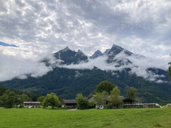 Farm in the Ramsau with the Hochkalter in summer, Berchtesgaden Alps, Bavaria, Germany, Europe