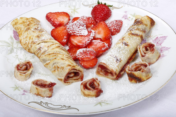 Swabian cuisine, filled pancakes, Flädle with strawberry jam and icing sugar, Gsälz, fresh strawberries, sweet, dessert, dessert, served on a plate, grandmother's kitchen, regional, home cooking, typical Swabian, Swabian kitchen classic, traditional cuisine, food photography, studio, Germany, Europe