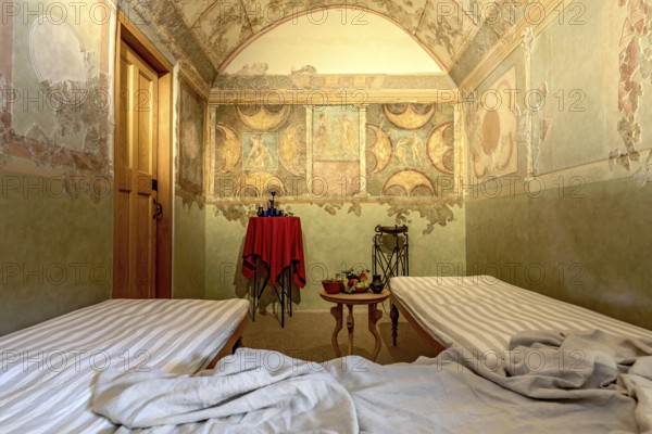 Dining room with couches of an officer, frescoes, frescoes in the Echzell Triclinium, Roman fort Saalburg, reconstructed cohort fort, museum, archaeological park, Upper Germanic Raetian Limes, border of the Roman Empire, Bad Homburg vor der Höhe, Taunus, Hesse, Germany, Europe