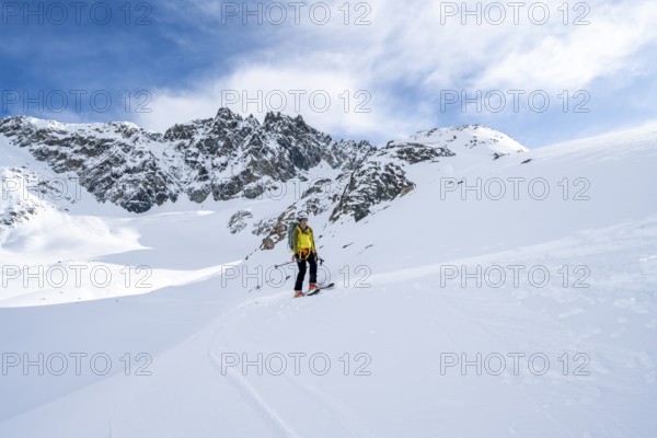 Skiers on the descent to the Grialetschhütte on the Bündner Haute Route, Bündner Haute Route, Albula Alps, Rhaetian Alps, Grisons, Switzerland, Europe