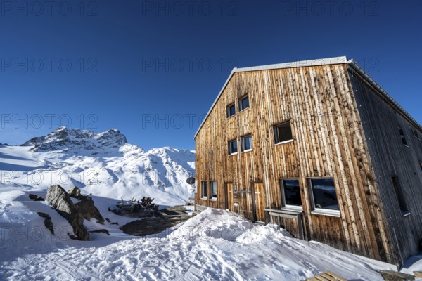 Keschhütte and mountain peak Piz Kesch with snow, view at the Keschhütte in winter, Bündner Haute Route, Albula Alps, Rhaetian Alps, Grisons, Eastern Switzerland, Switzerland, Europe