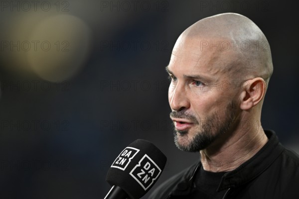Coach Christian Ilzer TSG 1899 Hoffenheim Portrait in interview Microphone Micro Logo DAZN PreZero Arena, Sinsheim, Baden-Württemberg, Germany, Europe
