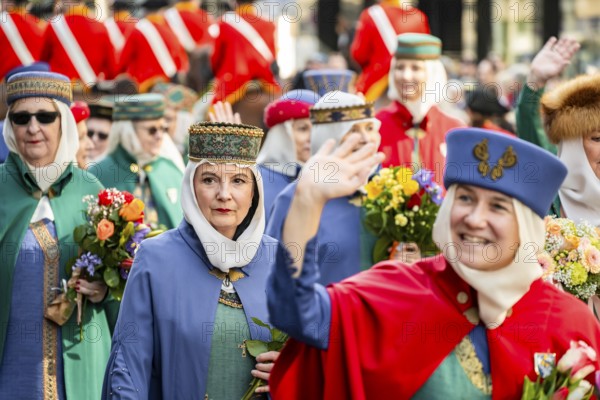 Parade of historically costumed guildsmen, Sechseläuten or Sächsilüüte, Zurich Spring Festival, Zurich, Switzerland, Europe