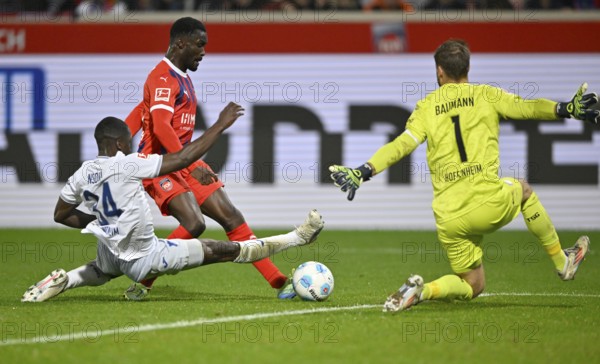 Goal kick Action Goal chance Penalty area scene, Goal area scene Sirlod Conteh 1. FC Heidenheim 1846 FCH (31) v Stanley Nsoki TSG 1899 Hoffenheim (34) Goalkeeper Oliver Baumann TSG 1899 Hoffenheim (01) Voith-Arena, Heidenheim, Baden-Württemberg, Germany, Europe