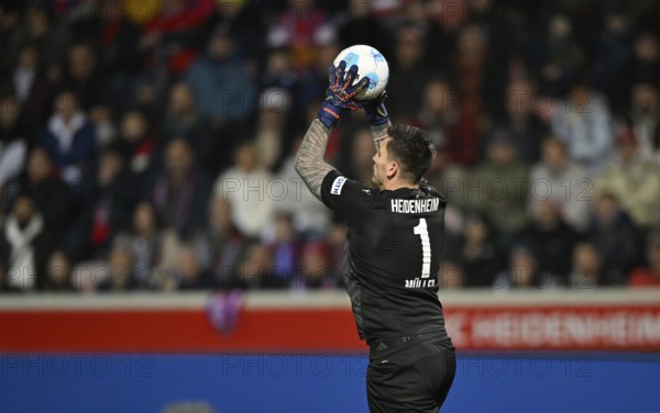 Goalkeeper Kevin Mueller 1. FC Heidenheim 1846 FCH (01) Action on the ball Voith-Arena, Heidenheim, Baden-Württemberg, Germany, Europe