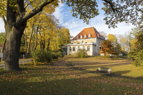 Manor house in autumn, Teicha, Rietschen, Saxony, Germany, Europe