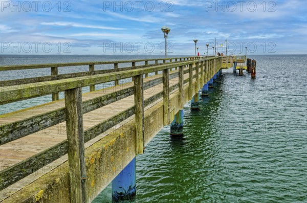 Baltic Sea beach, Baltic Sea coast with the wooden pier Graal-Müritz, Graal-Müritz, Fischland-Darß-Zingst peninsula, Baltic Sea, Mecklenburg-Western Pomerania, Germany, Europe