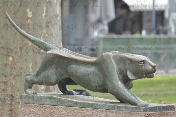 Sculpture The big tiger by Maria Ewel 1957, lion figure, sneaking, creeping, bronze sculpture, tail, up, high, Ludwigsplatz, Ludwigshafen am Rhein, Rhineland-Palatinate, Germany, Europe
