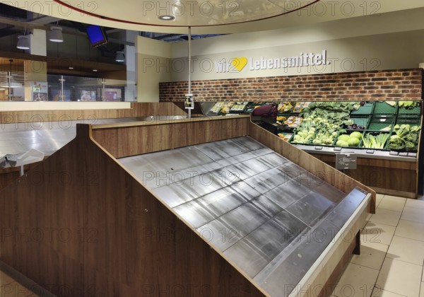 Cleared vegetable section in supermarket, Witten, Ruhr area, North Rhine-Westphalia, Germany, Europe