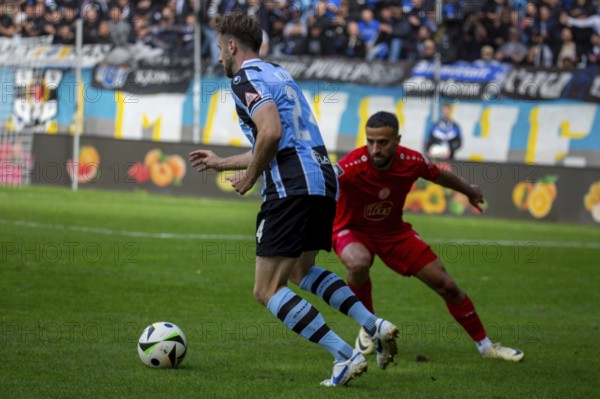 Football 3rd division, season 2024/25, matchday 8: Waldhof Mannheim vs Rot-Weiß Essen. On the ball: Lukas Klünter (24, Mannheim)