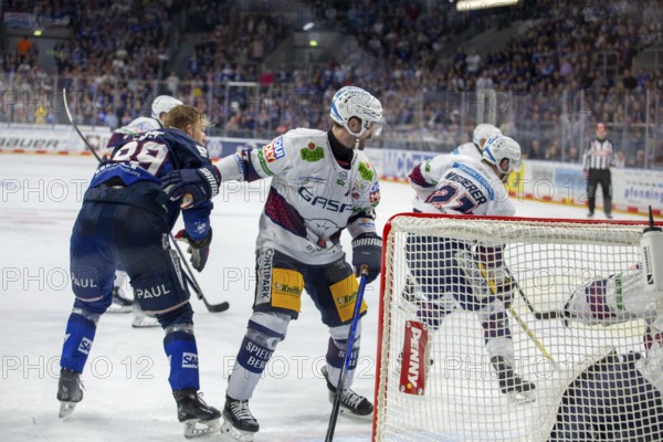 20.03.2024, DEL, German Ice Hockey League season 2023/24, 2nd playoff round (quarter-finals) : Adler Mannheim against Eisbären Berlin (2:4) . David Wolf (89, Adler Mannheim) loses his helmet in a duel