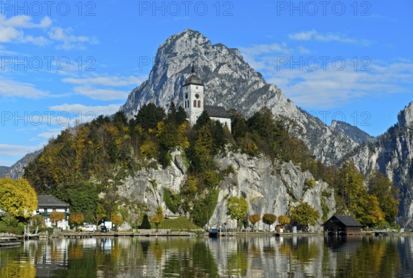 The Johannesberg Chapel on the Johannesberg rock above Lake Lake Traun, Traunstein summit behind, Traunkirchen, Salzkammergut, Austria, Europe