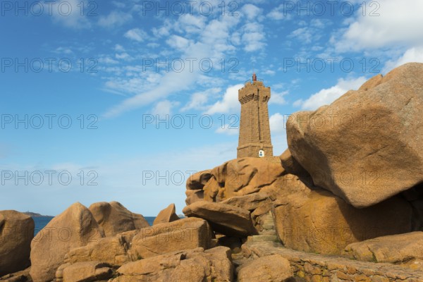 Lighthouse integrated into a landscape of gigantic rocks, Phare de Men Ruz, Ploumanac'h, Ploumanach, Pointe de Squewel, Perros-Guirec, pink granite coast, Côte de Granit Rose, Brittany, France, Europe