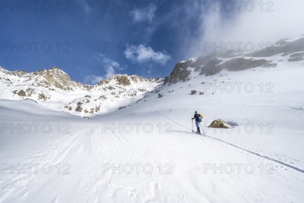 Ski tourers in a wintry mountain landscape, ascent to Porta d'Es-cha, Grisons Haute Route ski tour, Albula Alps, Rhaetian Alps, Grisons, Eastern Switzerland, Switzerland, Europe