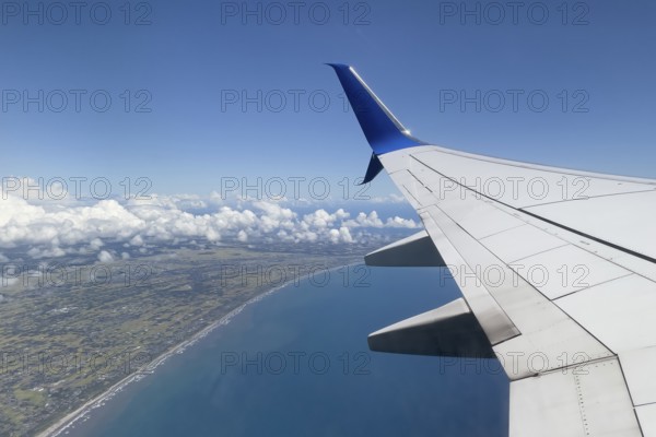 View from aircraft window Bird's-eye view Aircraft Passenger plane Jet jet Holiday plane Wide-bodied aircraft climbing from 2900 metres above sea level over the western Pacific Ocean below East coast of Japan, white clouds Cumulus cumulus clouds on the horizon, wing on the right wing with wing tip bent upwards Winglet Sharklet for fuel saving Chiba Prefecture, Japan, Asia