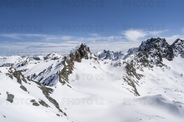 Mountain landscape with snow, view of peaks Piz Grialetsch and Piz Vadret, ascent to Scalettahorn, Grisons Haute Route, Albula Alps, Rhaetian Alps, Grisons, Switzerland, Europe