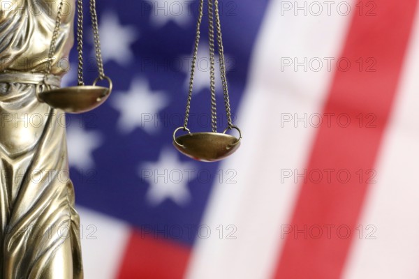 Symbolic image: Justitia in front of a USA flag