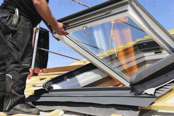 Installation and assembly of new roof windows as part of a roof covering