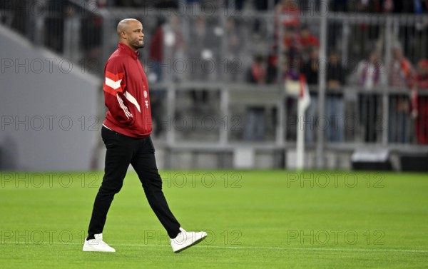 Coach Vincent Kompany FC Bayern Munich FCB inspecting the pitch, Champions League, Allianz Arena, Munich, Bavaria, Germany, Europe