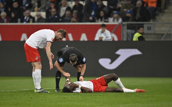 Omar Haktap Traore 1. FC Heidenheim 1846 FCH (23) injured Injury on the ground Patrick Mainka 1. FC Heidenheim 1846 FCH (06) and referee Referee Daniel Schlager take care, PreZero Arena, Sinsheim, Baden-Württemberg, Germany, Europe