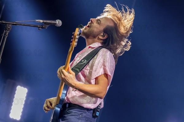 Reinhold Ray Weber, bassist, indie rock, pop, Austria, live on ENDE NIE Tour 2024 at the sold-out Max-Schmeling-Halle in Berlin on 01.11.2024, Europe