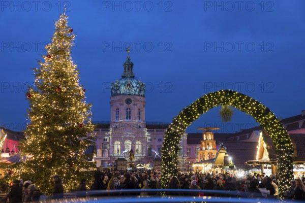 Entrance to the Christmas market at Charlottenburg Palace. Berlin, 08.12.2024