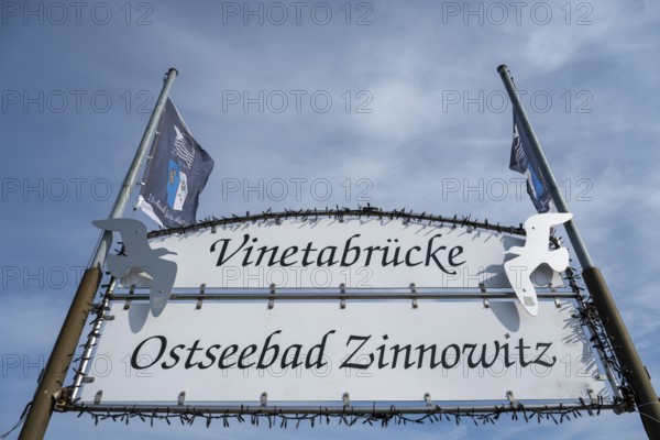 Sign Vinetabrücke and Ostseebad Zinnowitz, pier, Zinnowitz, Usedom Island, Baltic Sea, Mecklenburg-Western Pomerania, Germany, Europe