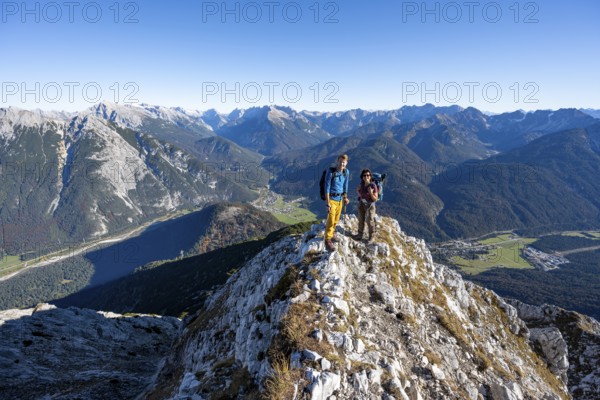 Mountaineer at the summit of the Große Arnspitze, mountain panorama with Karwendel mountains, autumnal mountain landscape, near Scharnitz, Bavaria, Germany, Europe
