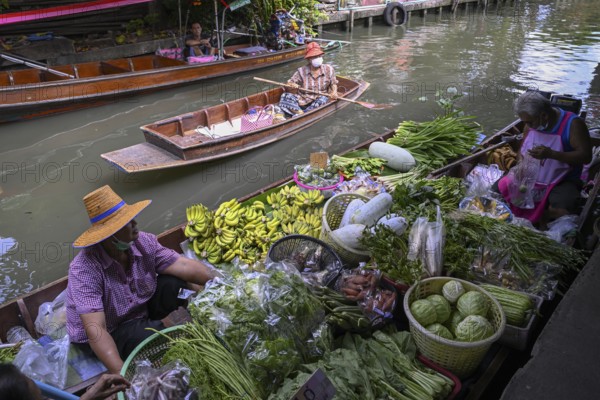 Wat Saphan Floating Market, Wat Saphan, Taling Chan district, Bangkok, Thailand, Asia