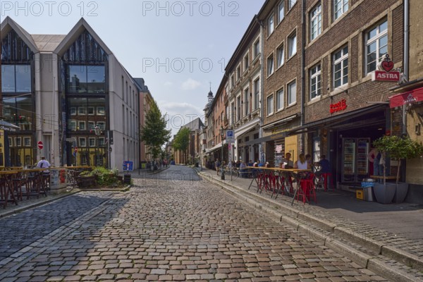 Modern architecture with reflections and historic brick buildings with restaurants on Ratinger Straße in the historic centre of Düsseldorf, state capital, independent city, North Rhine-Westphalia, Germany, Europe