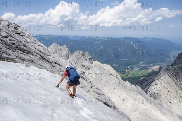 Mountaineer on the Jubiläumsgrat between Zugspitze and Alpspitze, high mountains, Wetterstein range, Bavaria, Germany, Europe