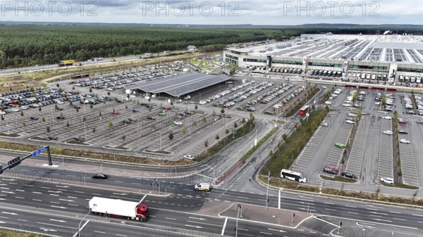 Tesla Giga Factory on the A10 motorway, in the centre of the picture is a photovoltaic system above a charging station for electric vehicles, Grünheide, 25.09.2024., Grünheide, Brandenburg, Germany, Europe