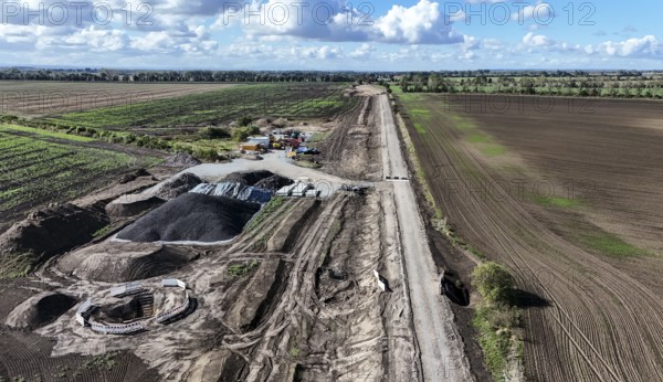 Construction vehicles are parked at an access road under construction to the High Tech Park at the site of the planned Intel chip factory. Intel stops the construction of its chip factory in Magdeburg until further notice, 29/09/2024, Magdeburg, Saxony-Anhalt, Germany, Europe