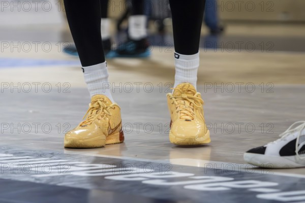 Basketball player wears Nike LeBron 21 Melo Melo basketball shoes (2023)