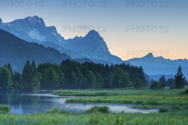 Dusk at Geroldsee, fog rising, in the background the peaks of Hochblassen, Zugspitze and Waxenstein, Wagenbrüchsee, Krün near Mittenwald, Werdenfelser Land, Upper Bavaria, Bavaria, Germany, Europe