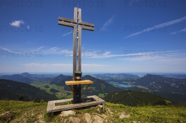 Summit cross on the Faistenauer Schafberg with a view of Lake Fuschl, Osterhorn group, Salzkammergut, Salzburg province, Austria, Europe
