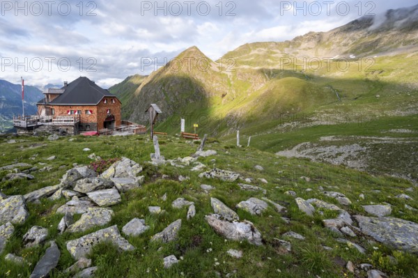 Mountain hut Lasörlinghütte in the evening light, mountain landscape, Lasörlinggruppe, Hohe Tauern, East Tyrol, Tyrol, Austria, Europe