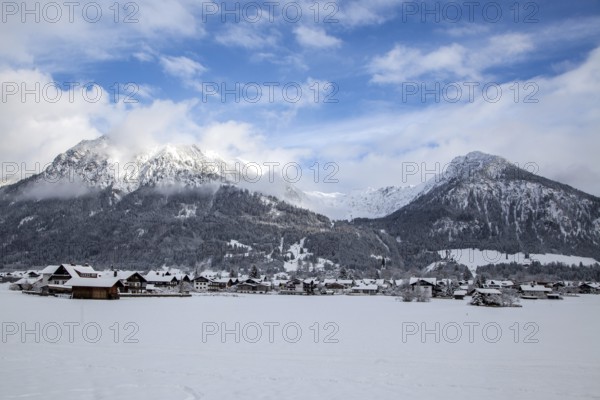 Winter, snowy landscape, view of Oberstdorf, behind Rubihorn, Gaißalphorn and Schattenberg, mountains Allgäu Alps, Oberallgäu, Allgäu, Bavaria, Germany, Europe